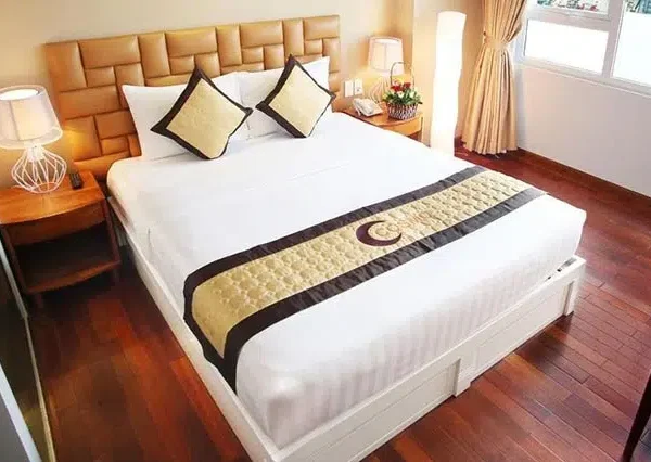 Tấm trang trí chất liệu vải Taffta chần bông thêu logo T2