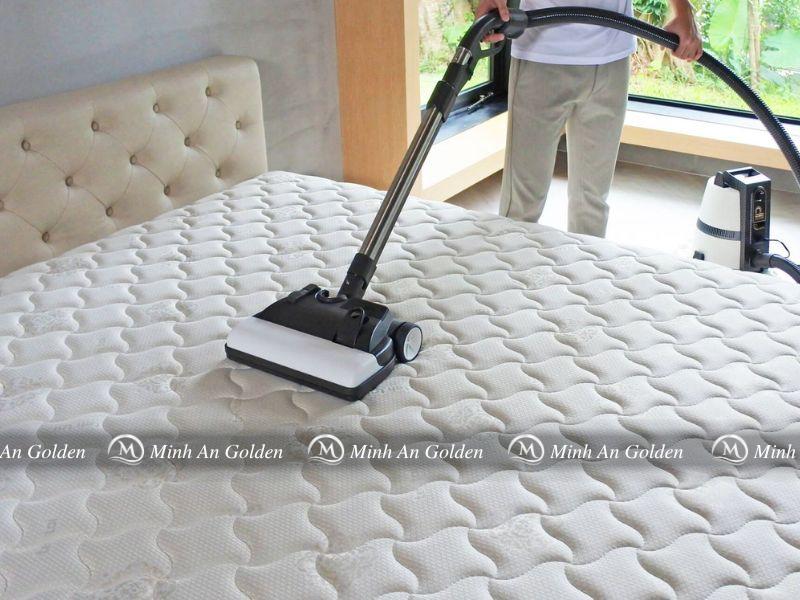 Làm sạch đệm lò xo túi tại nhà bằng máy hút bụi