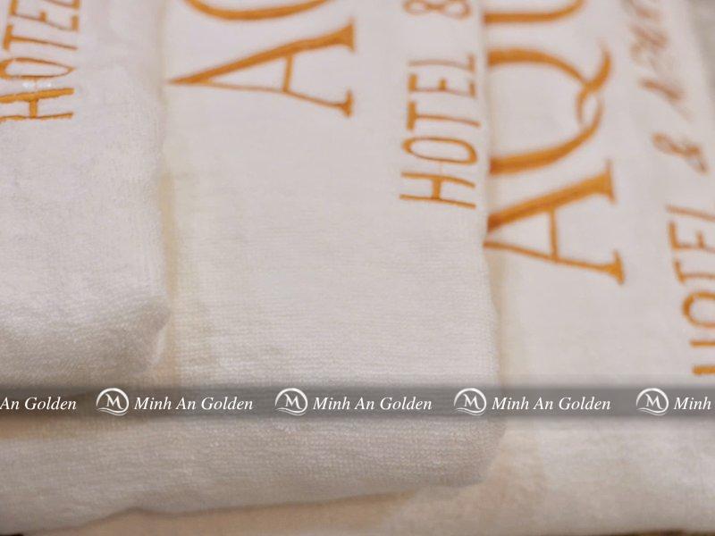 Khăn thêu với đường chỉ thêu chất lượng