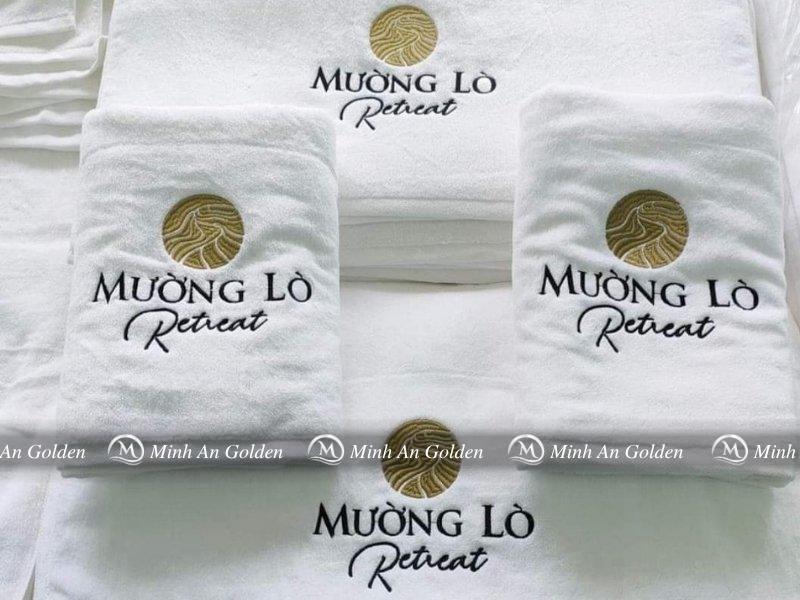Khăn trắng thêu logo khách sạn thể hiện sự chuyên nghiệp và sang trọng