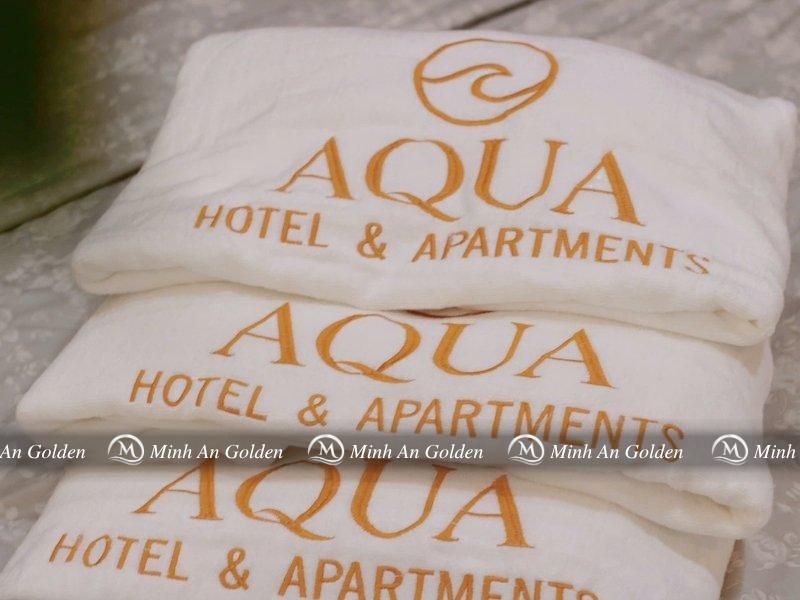 Cận cảnh sợi vải mềm mại của khăn thêu theo yêu cầu