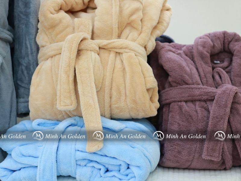 Áo choàng tắm lông cừu với chất vải dày dặn và mềm mịn