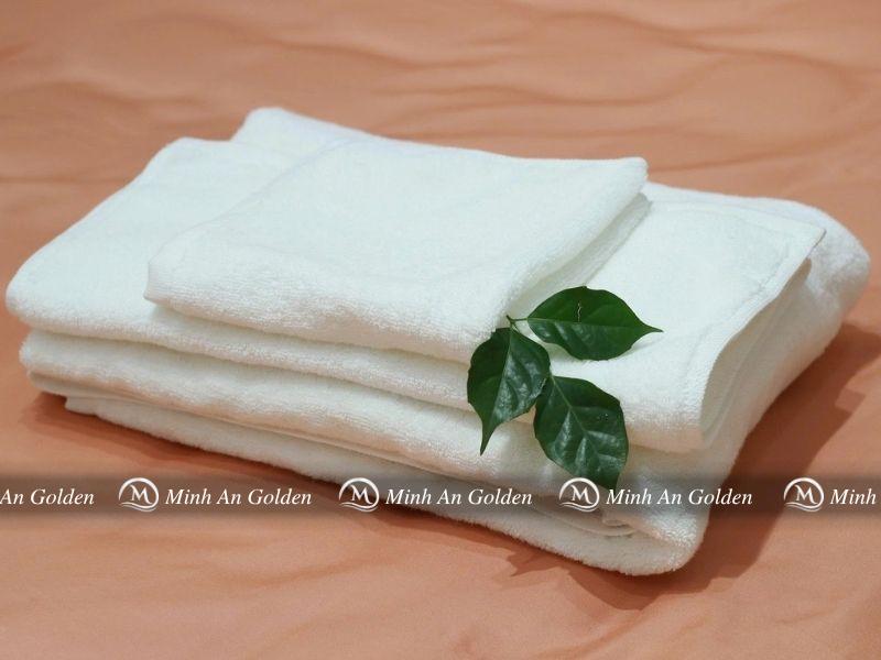 Khăn tay cotton gấp gọn thể hiện sự tinh khiết và mềm mại