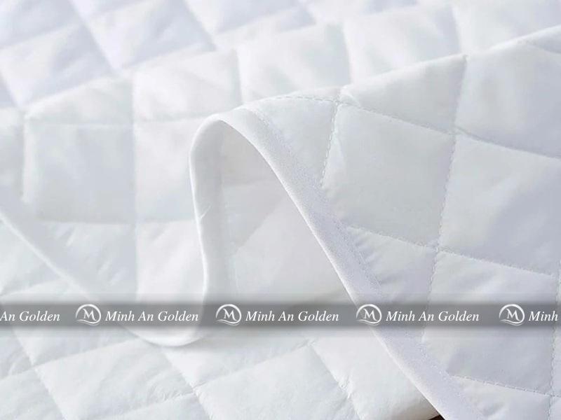 Cận cảnh bề mặt tấm bảo vệ nệm thường 4 góc Cận cảnh bề mặt tấm bảo vệ nệm thường 4 góc