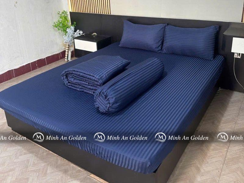 Mẫu chăn ga sọc 1 cm được phối trong phòng ngủ hiện đại