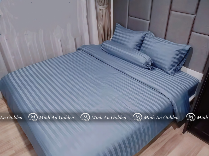 Bộ chăn ga có độ bóng nhẹ, không xù lông mang lại vẻ sang trọng khi bày trí