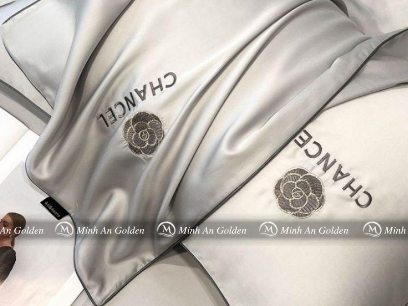 Cận cảnh bề mặt lụa Chancel phẳng mịn, không xù Cận cảnh bề mặt lụa Chancel phẳng mịn, không xù