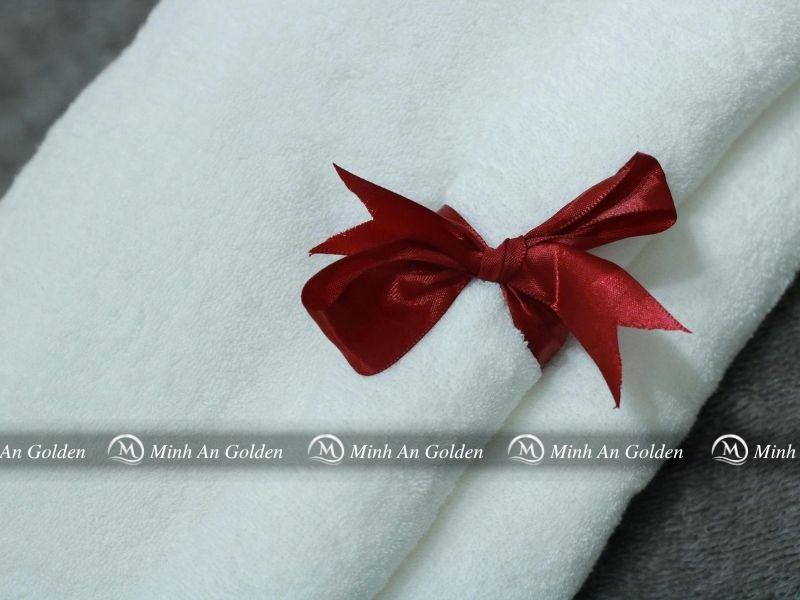 Khăn mặt cotton trắng tinh trong không gian khách sạn cao cấp