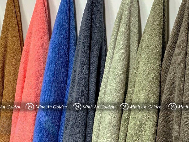 Cận cảnh sợi vải dệt dày cho thấy độ thấm hút vượt trội của khăn cao cấp