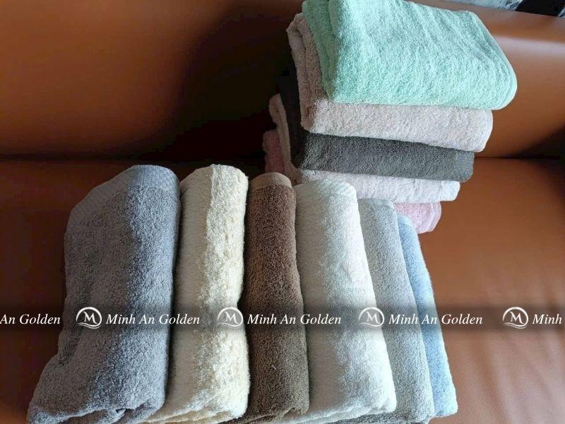 Cận cảnh khăn tắm sợi sồi với bề mặt sợi mềm mịn, tinh tế