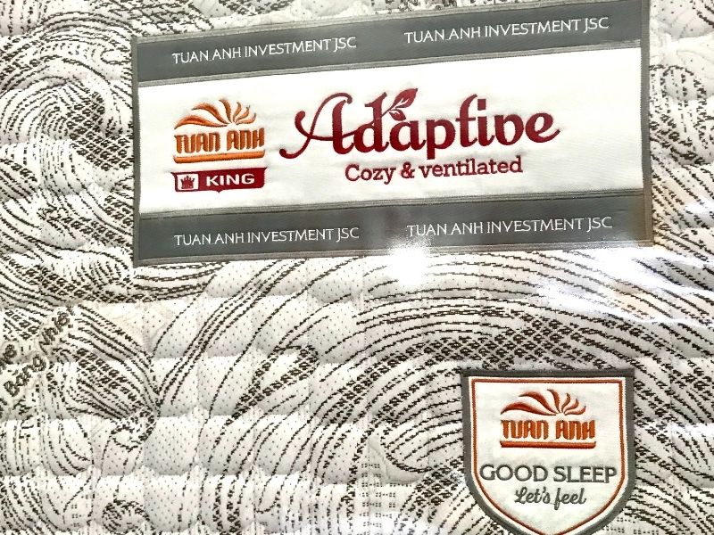 Cận cảnh logo đệm Adaptive King chính hãng