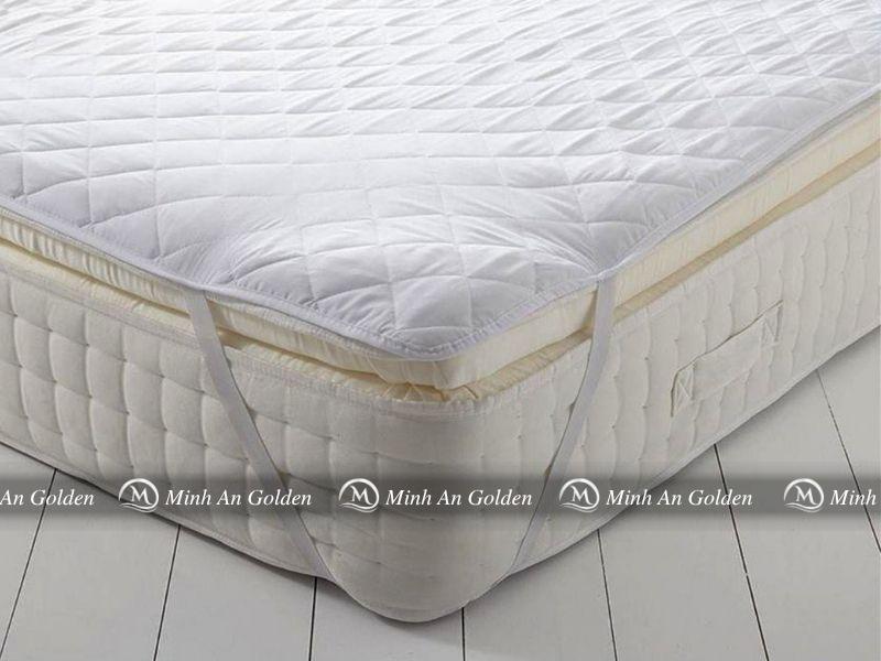 Tấm bảo vệ nệm chống thấm phủ đều trên bề mặt nệm và ôm sát góc