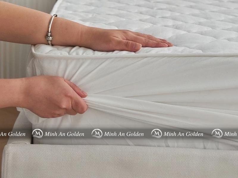 Tấm bảo vệ giúp giữ nệm luôn sạch, chống bụi và mồ hôi