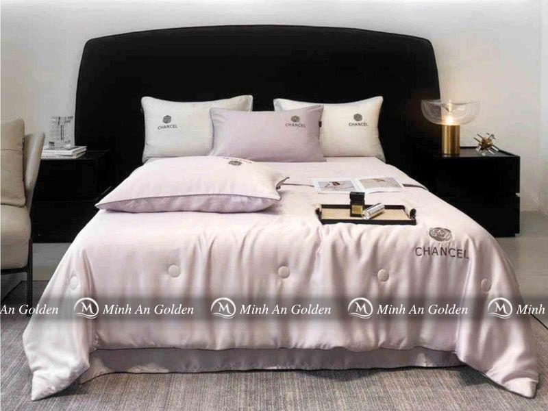 Bộ chăn ga gối Chancel trải trên giường tạo cảm giác sang trọng Bộ chăn ga gối Chancel trải trên giường tạo cảm giác sang trọng