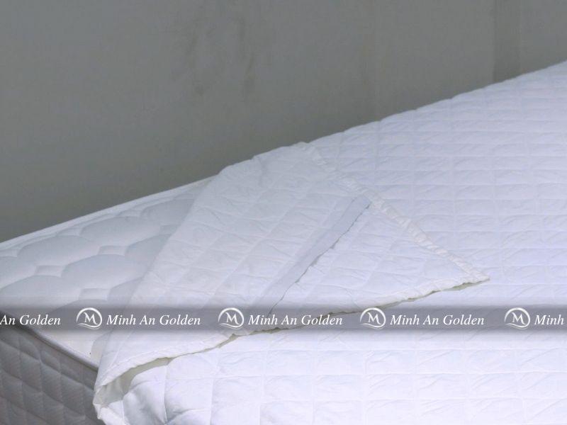 Cận cảnh chun co giãn ở bốn góc giúp tấm bảo vệ cố định chắc chắn