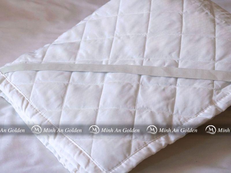 Dây thun co giãn ở bốn góc giúp cố định chắc chắn vào nệm Dây thun co giãn ở bốn góc giúp cố định chắc chắn vào nệm