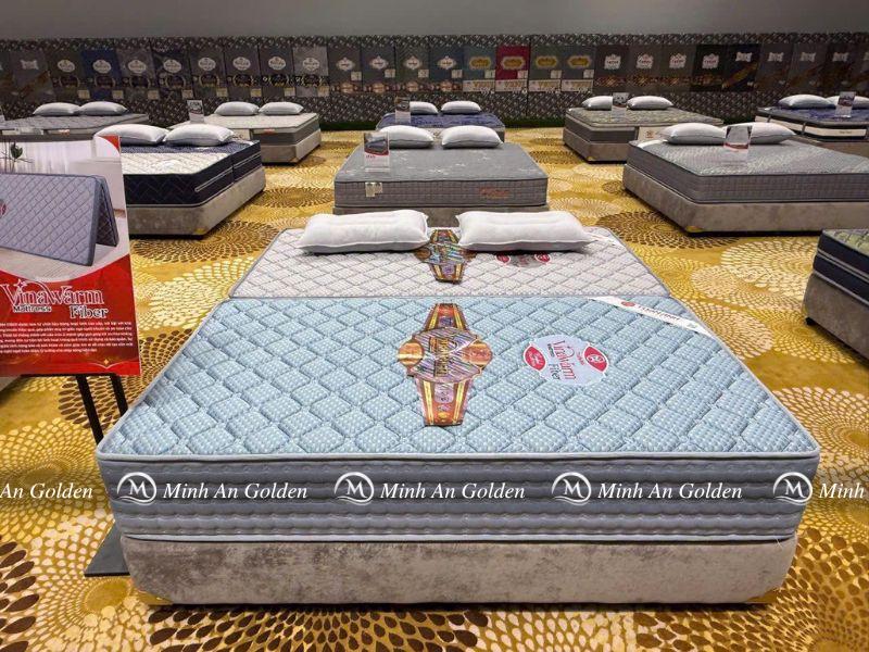 Mẫu đệm gấp gọn có kích thước tiêu chuẩn đang được trưng bày Mẫu đệm gấp gọn có kích thước tiêu chuẩn đang được trưng bày