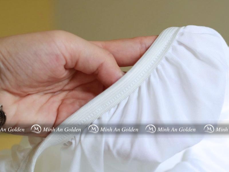 Cận cảnh chun co giãn quanh mép, giúp ôm sát nệm và tránh trượt xô khi sử dụng Cận cảnh chun co giãn quanh mép, giúp ôm sát nệm và tránh trượt xô khi sử dụng