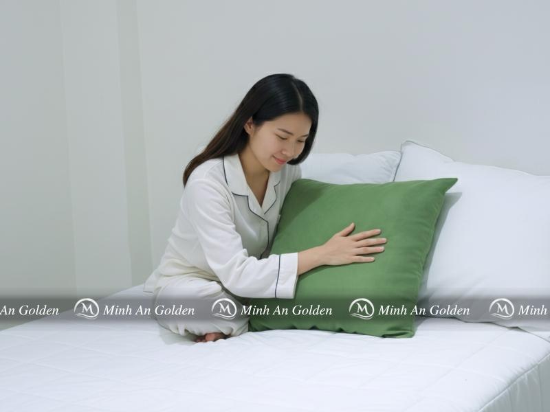 Chất liệu ruột gối tại Minh An Golden có độ đàn hồi cao, giữ form tốt