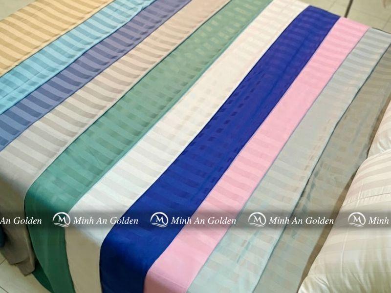 Cận cảnh bề mặt vải cotton poly có độ mịn, đàn hồi nhẹ và ít nhăn Cận cảnh bề mặt vải cotton poly có độ mịn, đàn hồi nhẹ và ít nhăn