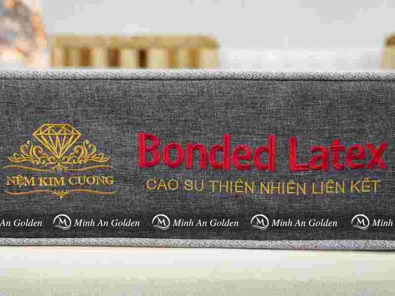 Cận cảnh logo và đường may tinh xảo của đệm chính hãng Kim Cương