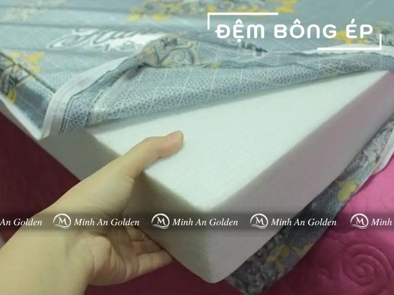 Cận cảnh cấu trúc bên trong của đệm bông ép
