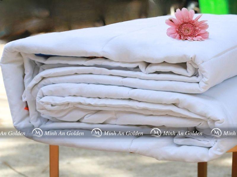 Ruột chăn Micro 95gr mang lại cảm giác ấm áp nhưng vẫn nhẹ nhàng