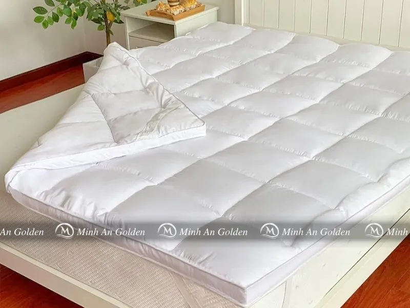 Topper Polyester có giá thành hợp lý và độ bền ổn định