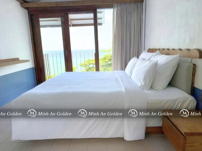 Chăn ga gối khách sạn màu sắc trung tính giúp dễ phối không gian