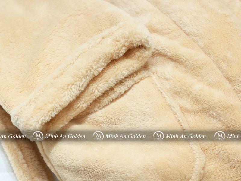 Áo tắm được làm từ chất liệu mềm mại, an toàn và không gây kích ứng