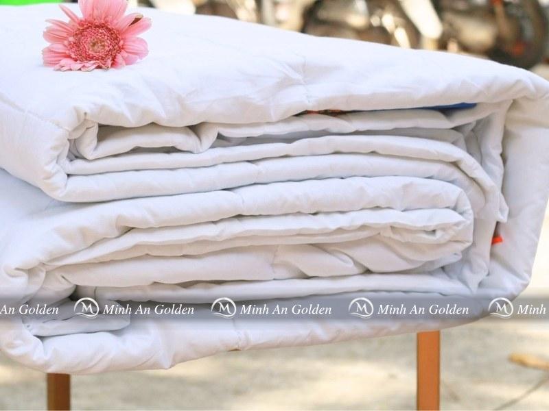 Bề mặt ruột chăn mềm mịn, thân thiện với làn da nhạy cảm
