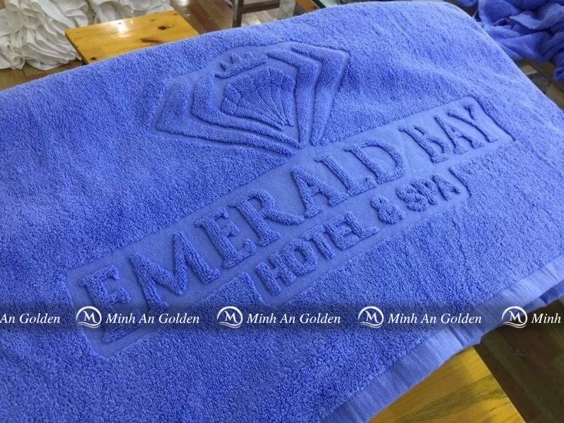 Khăn dập logo giúp tạo ấn tượng chuyên nghiệp trong mắt khách hàng