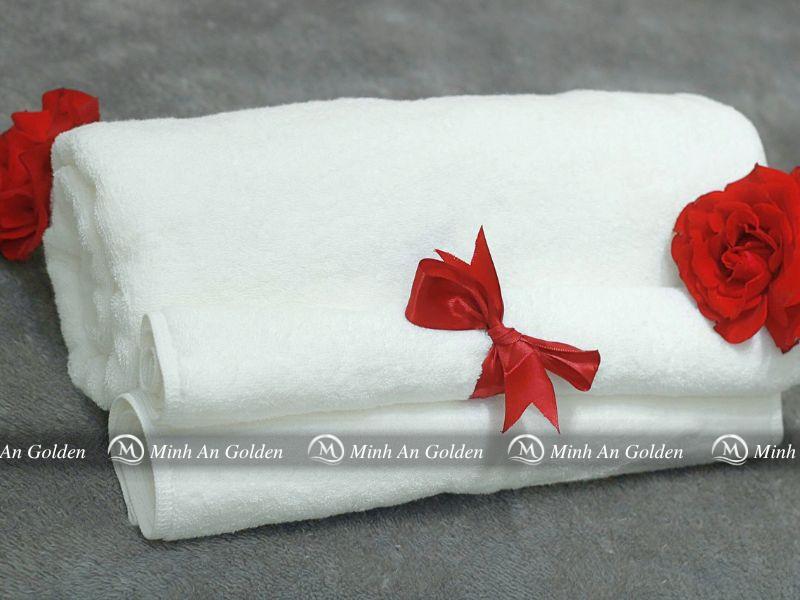 Khăn cotton 100% mềm mịn, dễ thấm nước và an toàn cho da nhạy cảm