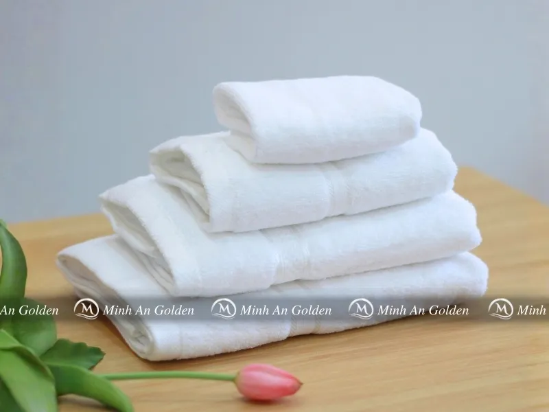 Khăn cotton trắng trơn mềm mại, thấm hút tốt và dễ giặt