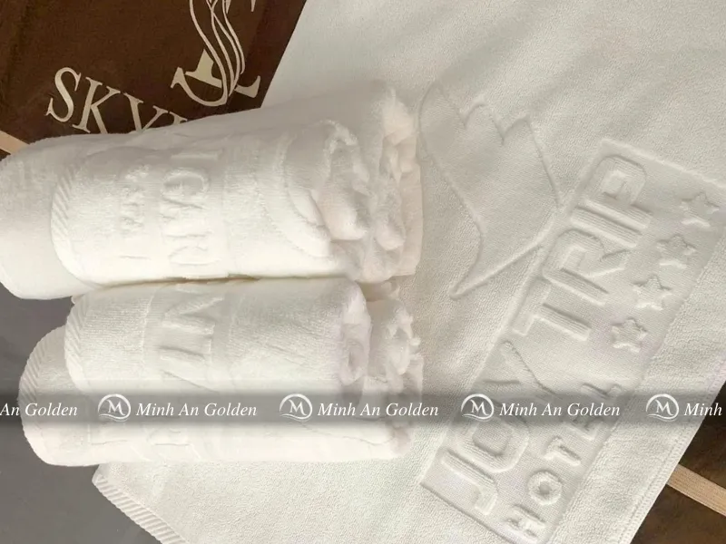 Khăn tắm dập logo giúp nhận diện thương hiệu tinh tế
