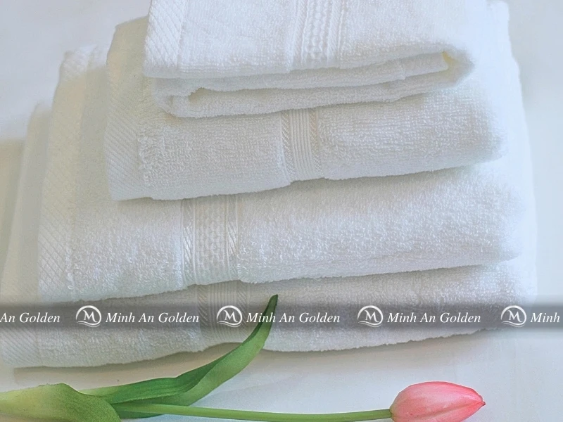 Cấu trúc sợi từ khăn trắng cotton khách sạn bền chắc, phù hợp giặt sấy công nghiệp