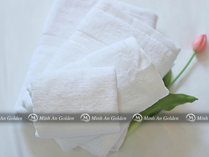 Khăn trắng cotton giữ màu bền đẹp dù giặt công nghiệp thường xuyên