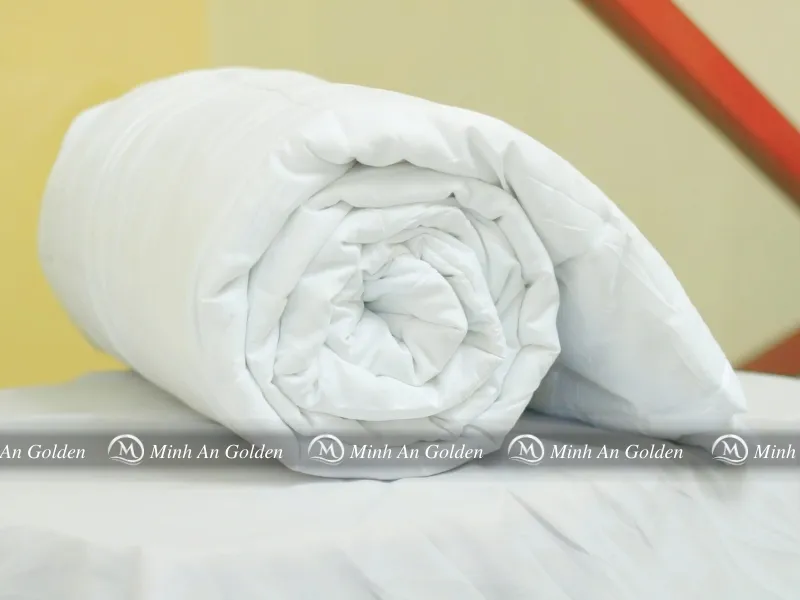 Ruột chăn Microfiber mềm nhẹ, mô phỏng cảm giác lông vũ tự nhiên