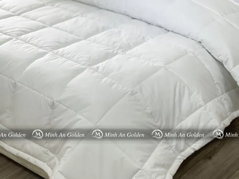 Ruột chăn Polyester có độ bền cao, giá thành hợp lý