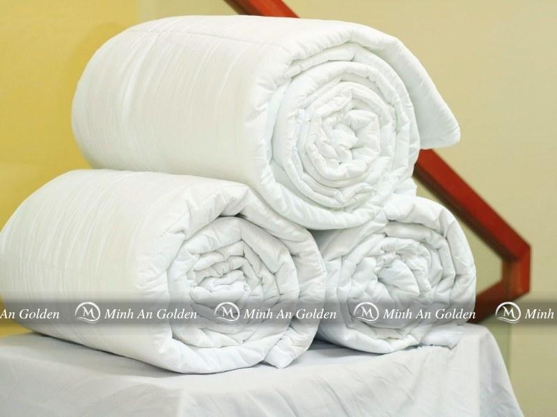 Ruột chăn có trọng lượng nhẹ giúp thao tác và vệ sinh dễ dàng.