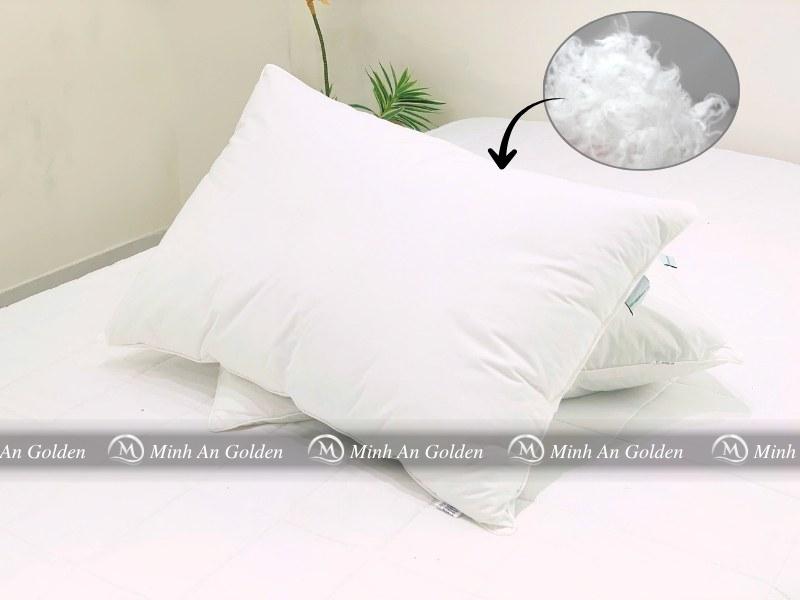 Gối microfiber mô phỏng đặc điểm của lông vũ nhưng bền và dễ chăm sóc hơn