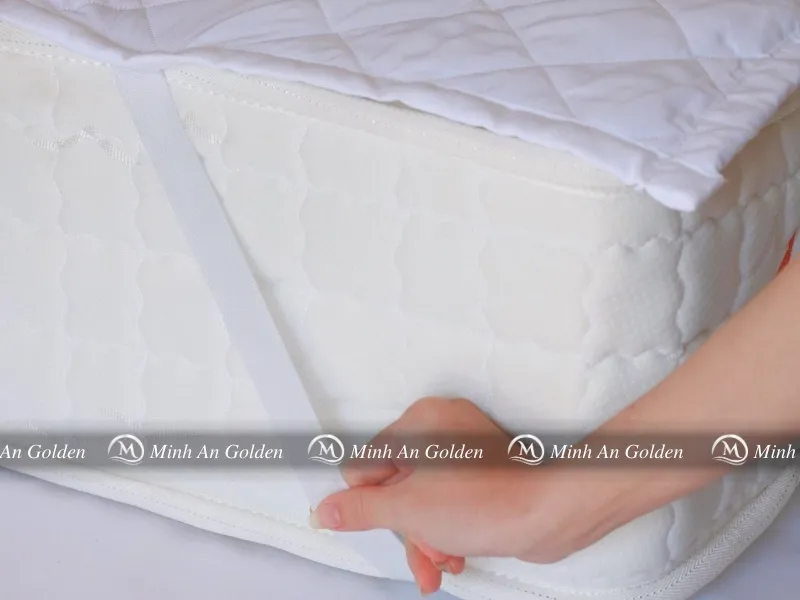 Tấm bảo vệ với thiết kế 4 chun dễ dàng sử dụng