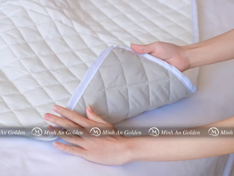 Vệ sinh đúng cách giúp tấm bảo vệ đệm bền đẹp theo thời gian