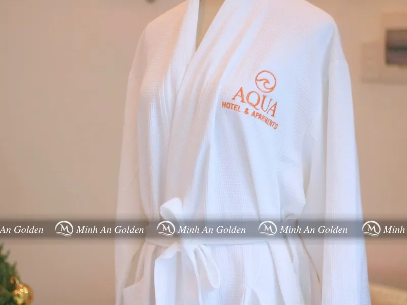 Áo choàng tắm thêu logo giúp nâng cao trải nghiệm và nhận diện thương hiệu