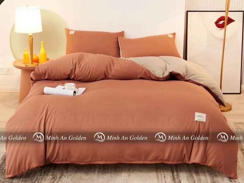 Phòng ngủ sử dụng chăn ga đồng màu với tường và nội thất